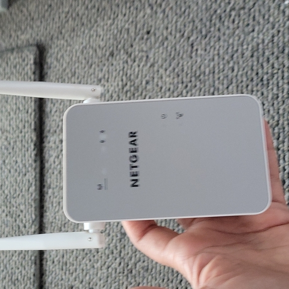 NETGEAR N600 Modem/Router and AC1200 Range Extender - Picture 9 of 9